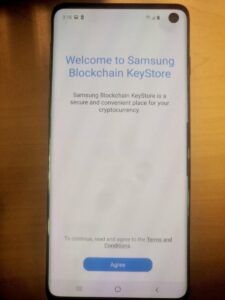 Экран Samsung S10 с надписью "Welcome to Samsung Blockchain KeyStore"