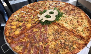 Пицца с символом bitcoin